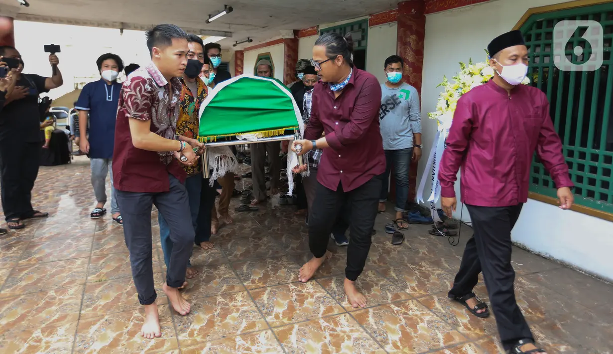 Sejumlah orang membawa jenazah pendakwah Ramdhan Effendi atau Anton Medan saat akan dimakamkan di area Masjid Tan Kok Liong, Pondok Rajeg, Cibinong, Bogor, Jawa Barat, Selasa (16/3/2021). Sebelum dimakamkan, jenazah Anton Medan disalatkan di dalam Masjid Tan Kok Liong. (Kapanlagi.com/Budy Santoso)