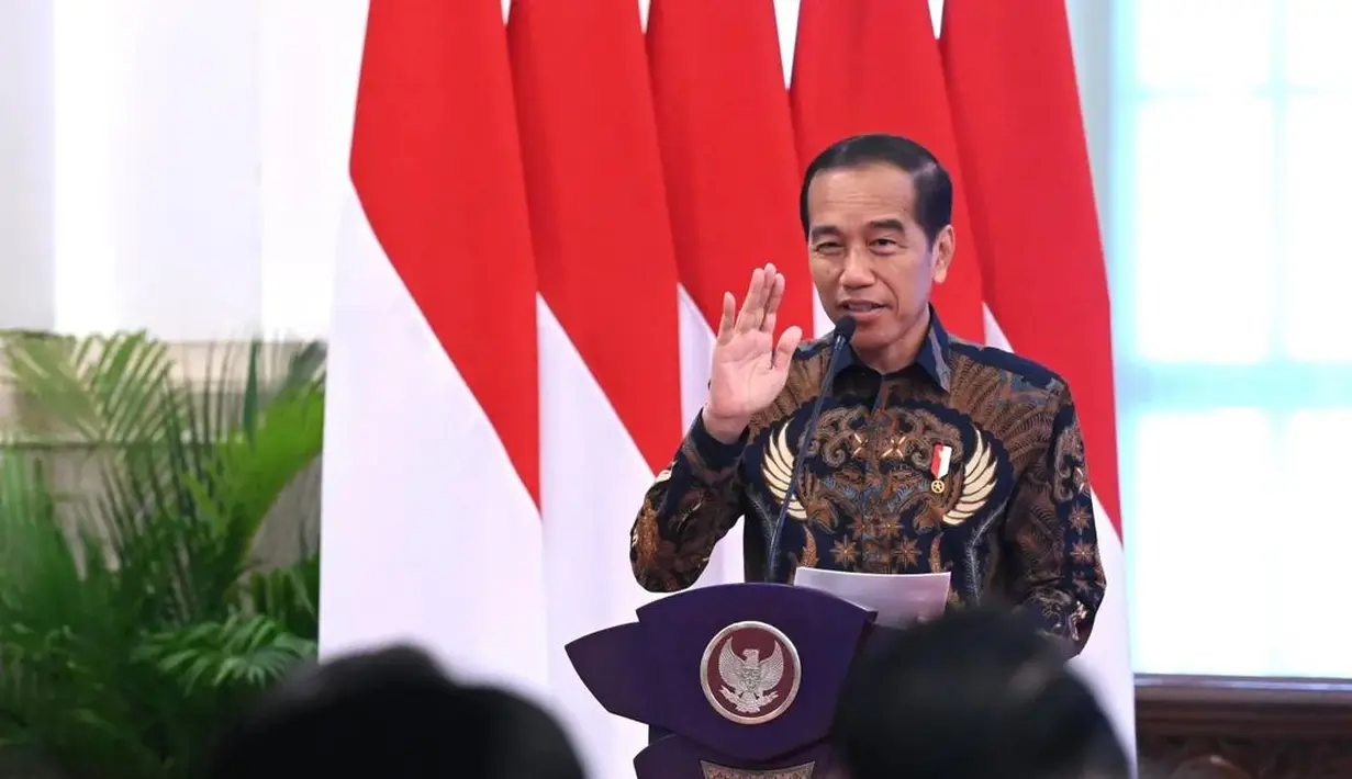 Batik berwarna dasar hitam dengan corak megah kecokelatan yang dikenakan Presiden Jokowi berikut bisa jadi inspirasi tampil formal secara sederhana dan simpel. [Foto: Instagram/jokowi]