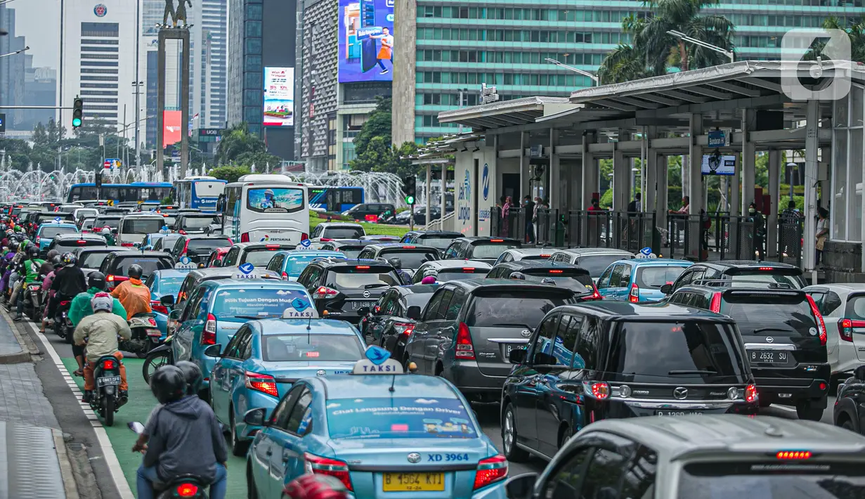 Sejumlah kendaraan terjebak kemacetan di Jalan MH Thamrin, Jakarta, Kamis (15/4/2021). Penumpukan kendaraan pada jam menjelang buka puasa menyebabkan terjadinya kemacetan di sejumlah ruas jalan di Ibu Kota. (Liputan6.com/Faizal Fanani)
