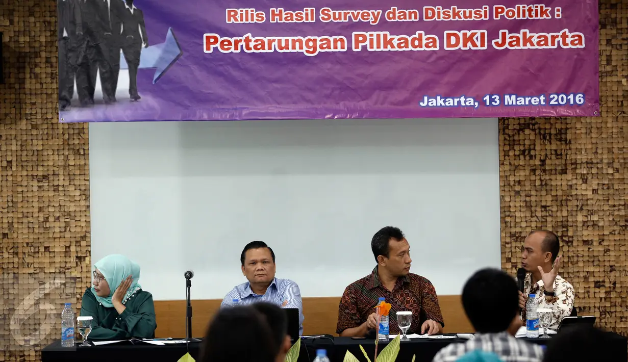 Suasana diskusi hasil survei Emrus Corner di Jakarta, Minggu (13/3/2016). Dari 400 responden perempuan yang diteliti, sebanyak 46,25 persen memilih Ahok dan 42,50 persen memilih Hasnaeni. (Liputan6.com/Faizal Fanani) 