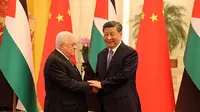 Presiden Palestina Mahmoud Abbas dan Presiden China Xi Jinping dalam pertemuan di Beijing, Rabu (14/6/2023). (Dok. WAFA)