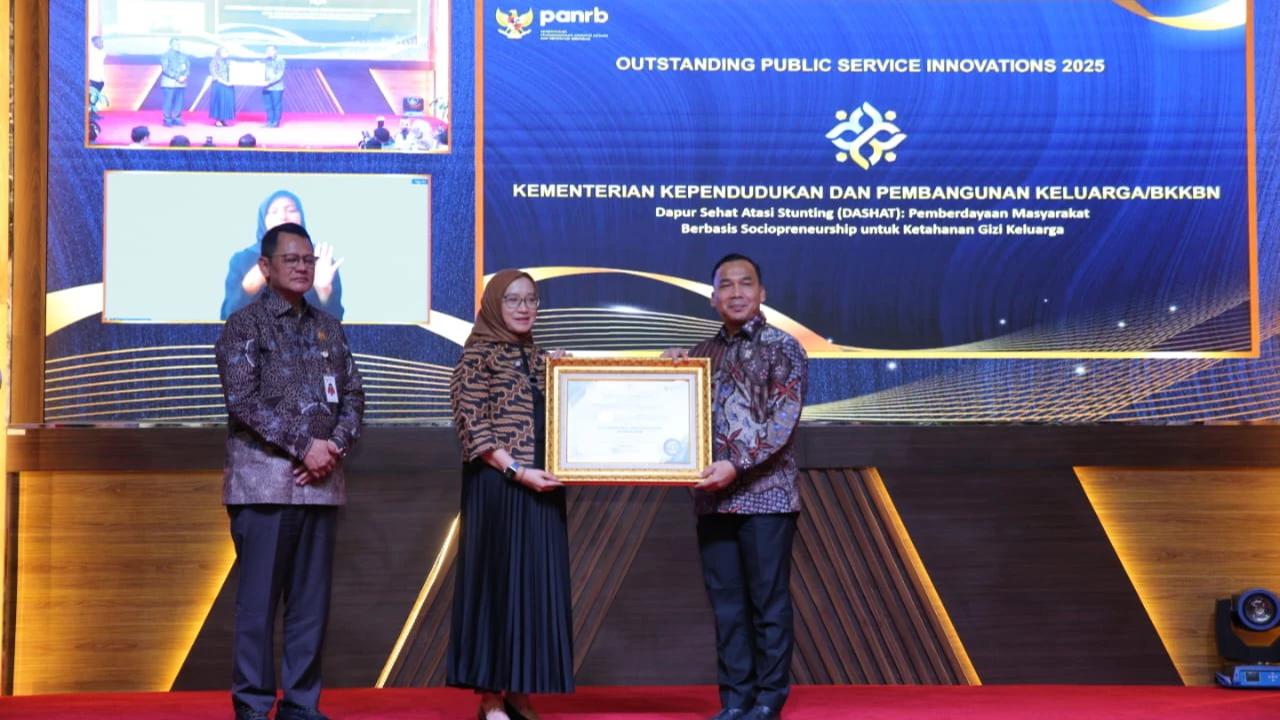 Dampak Nyata Turunkan Stunting, Menteri Wihaji Terima Penghargaan OPSI 2025 untuk Inovasi DASHAT