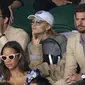 Ariana Grande asyik menonton pertandingan Wimbledon pada Minggu, 16 Juli 2023, bersama Jonathan Bailey. (dok. AP Photo/Alastair Grant)