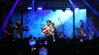 Kunto Aji di konser "Menawar Racun" di Jakarta, Kamis (22/8/2024). [Foto: Adrian Putra/Fimela]