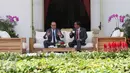 Presiden Jokowi dan Presiden Prancis Francois Hollande terlihat berbincang sambil minum teh di beranda Istana Merdeka, Jakarta, Rabu (29/3). Kunjungan kenegaraan ini merupakan rangkaian lawatan Presiden Prancis ke Asia Tenggara (Liputan6.com/Angga Yuniar)