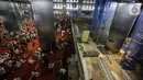 Jemaah bersiap melaksanakan salat Jumat di samping renovasi Mesjid Istiqlal, Jakarta, Jumat (1/11/2019). Renovasi ditargetkan rampung pada Maret 2020 sehingga dapat dimanfaatkan pada Bulan Ramadan tahun depan. (Liputan6.com/Faizal Fanani)