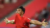 Pertahanan Timnas Indonesia akhirnya bobol juga pada menit ke-70. Adalah Ikhsan Fandi, anak legenda Singapura Fandi Ahmad yang mencetak gol penyeimbang 1-1. Aksi satu lawan satu dengan Nadeo Argawinata sukses mengoyak gawang Timnas garuda. Skor 1-1 bertahan hingga laga usai. (AFP/Roslan Rahman)