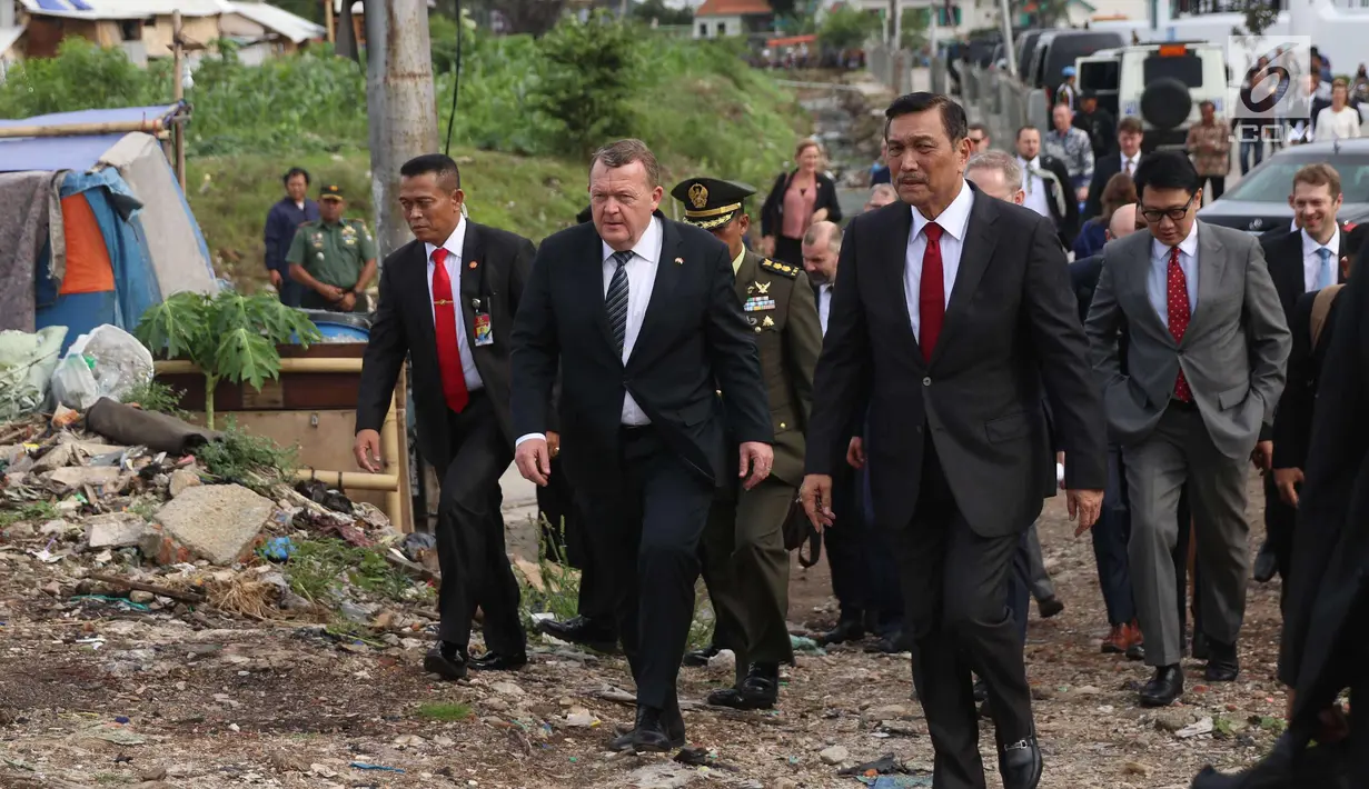 PM Denmark Lars Lokke Rasmussen didampingi Menko Kemaritiman, Luhut Pandjaitan menyusuri bantaran sungai belakang Museum Bahari, Jakarta, (28/11). PM Rasmussen memberi bantuan Rp11,8 miliar untuk mendukung tata kelola limbah. (Liputan6.com/Angga Yuniar)