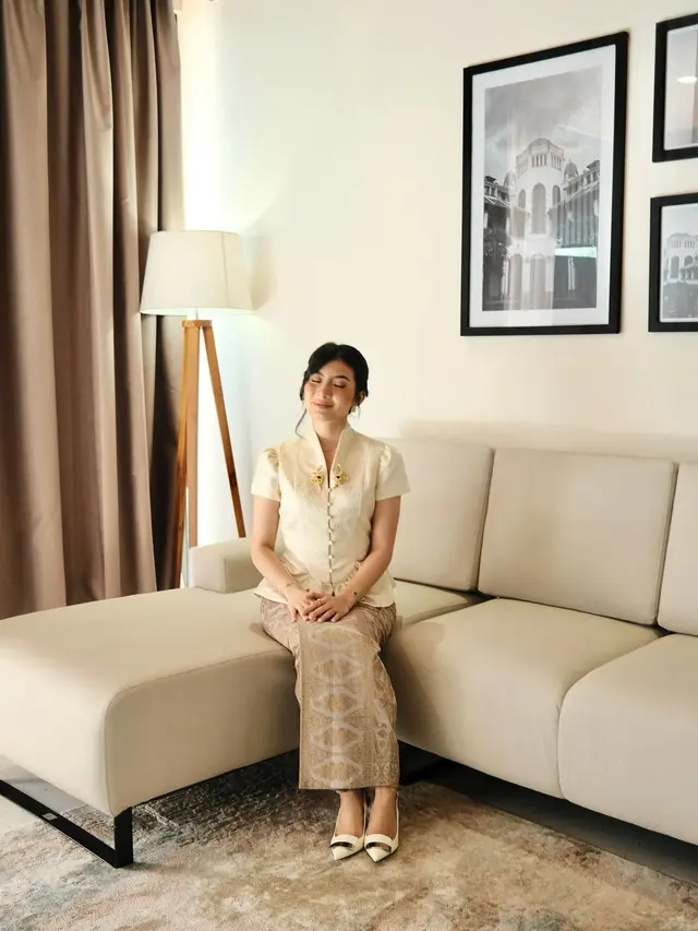 Model Kebaya Peplum Inka Andestha saat Hadiri Wisuda Pratama Arhan