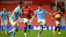 Gelandang Manchester City, Rodri (kanan), melepaskan umpan dalam laga lanjutan Liga Inggris 2020/21 pekan ke-12 melawan Manchester United di Old Trafford Stadium, Sabtu (12/12/2020). Manchester City bermain imbang 0-0 dengan Manchester United. (AFP/Paul Ellis/Pool)
