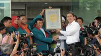 Rhoma Irama Beri Piringan Hitam Lagu Indonesia untuk KPK
