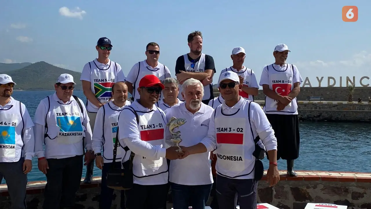 Aiptu Hamzah Basri dan Mulyadi Umar asal Kendari, Sulawesi Tenggara, mendapatkan juara dua Rosatom International Fishing Tournament 2025, di Mersin, Turki, pada Rabu (22/10/2025) (Dok. Liputan6.com/Teddy Tri Setio Berty).