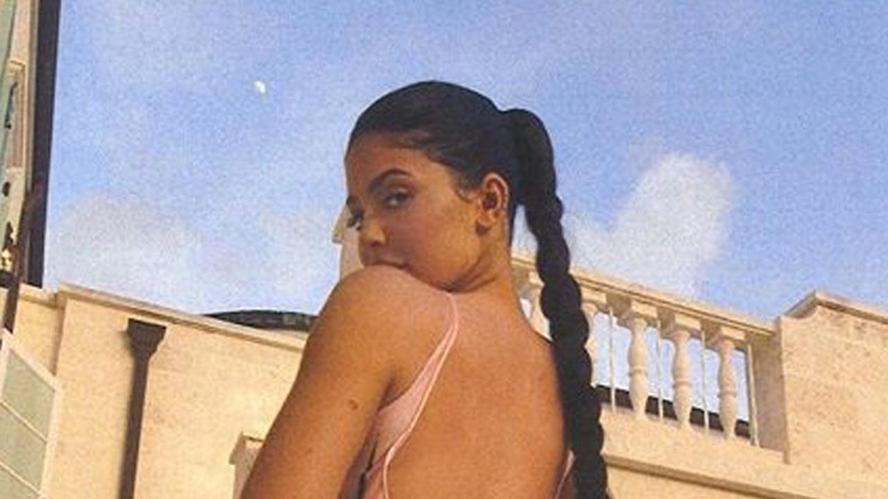 8 Foto Kylie Jenner Saat Pakai Baju Ketat, Body-nya Saingi Kim Kardashian!