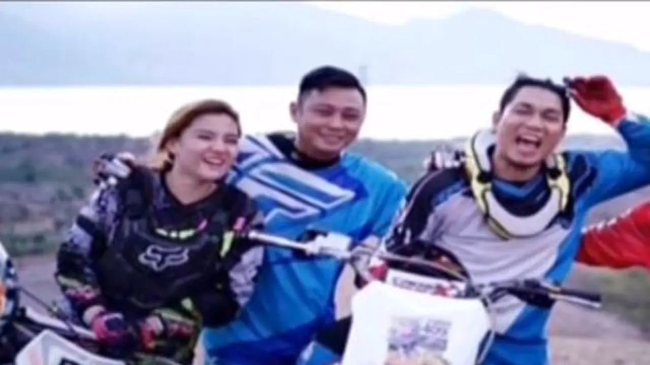 Cantik Tapi Garang Ini 6 Potret Artis Perempuan Naik Motor Trail