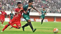 Tri Handoko (kanan), eks PSS yang menyeberang ke klub rival, PSIM, untuk Liga 2 2017. (Bola.com/Romi Syahputra)