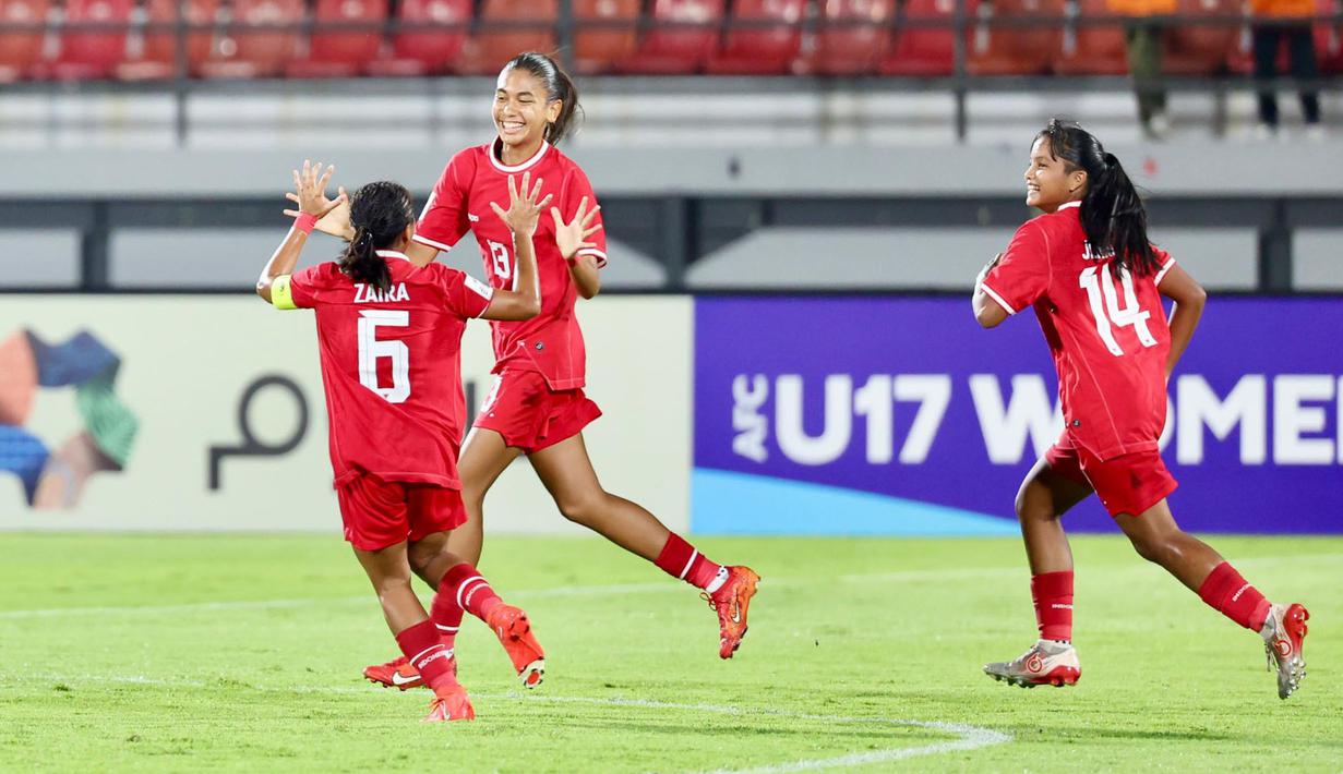 <p>Pemain Timnas Indonesia Putri U-17, Claudia Scheunemann (kedua kiri) melakukan selebrasi bersama rekan-rekannya setelah mencetak gol penyeimbang 1-1 ke gawang Filipina pada laga Grup A Piala Asia Wanita U-17 2024 di Stadion Kapten I Wayan Dipta, Gianyar, Bali, Senin (6/5/2024). (Dok. PSSI)</p>