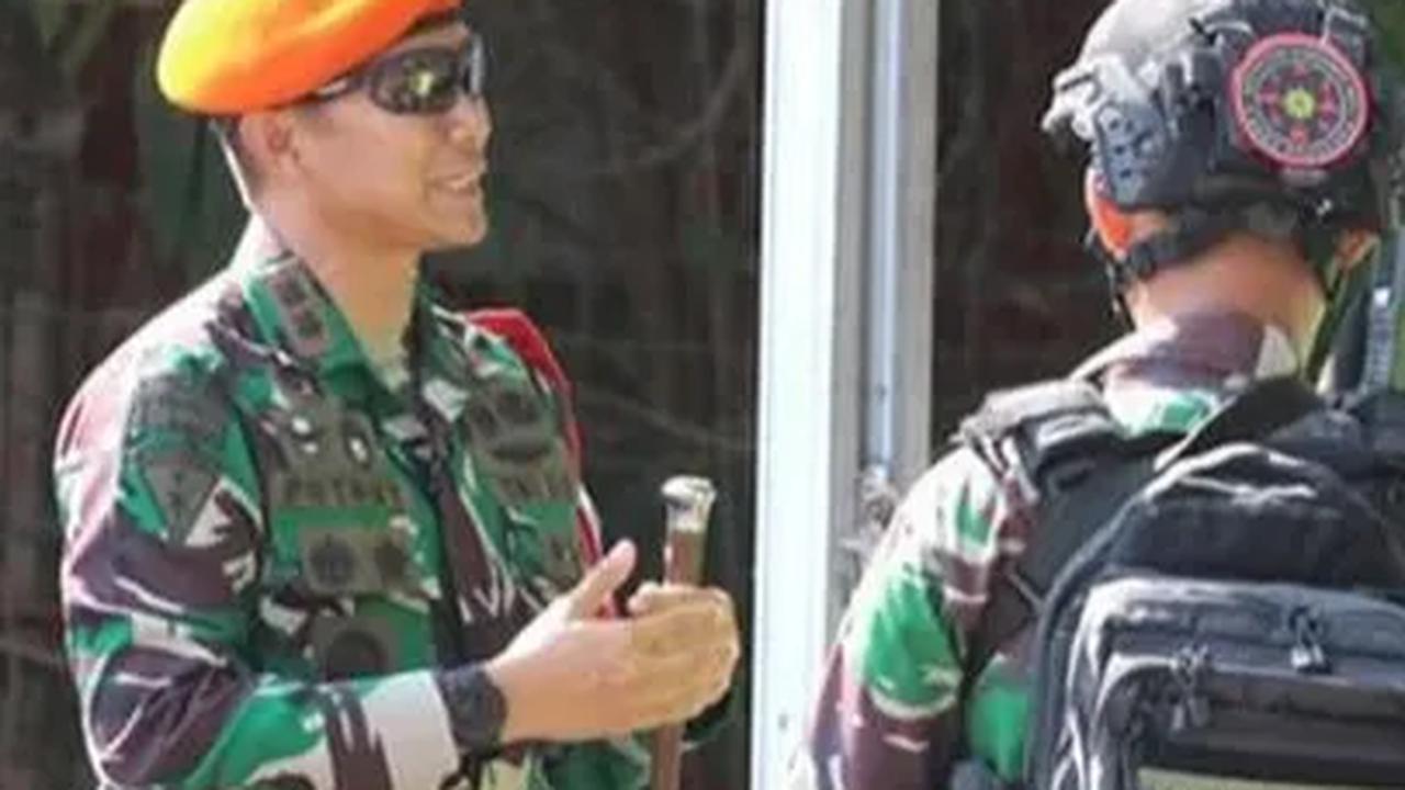 Komandan Batalyon Komando 464 Kopasgat Letkol Pas Puthut melakukan pengecekan kesiapan para prajurit Kopasgat.<br>