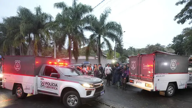 Pihak berwenang membawa jenazah dari lokasi pesawat Voepass jatuh di Sao Paulo, Brasil, Jumat 9 Agustus 2024. (AP)