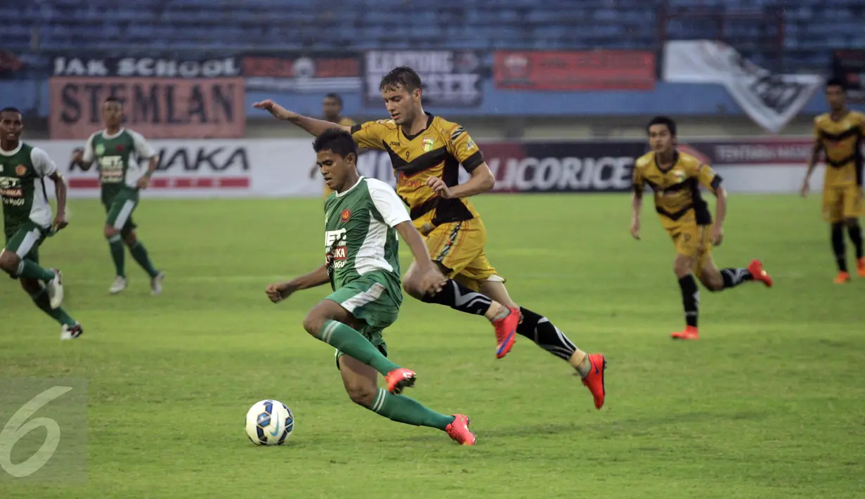 Pesepakbola Mitra Kukar Fetrick Dos Santos (kanan) membayangi Pesepakbola PS TNI Hendi Aprilianto pada pertandingan 8 besar Piala Jenderal Sudirman di Stadion Manahan Solo, Minggu (20/12/2015). Mitra Kukar menang 3-1. (Foto:Boy Harjanto)