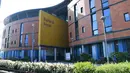 Suasana luar Rumah Sakit Salford Royal di Salford, Greater Manchester, Inggris (6/5). Sir Alex Ferguson dipindahkan ke rumah sakit ini setelah mendapatkan perawatan awal di rumah sakit Distrik Macclesfield. (AFP Photo/Paul Ellis)