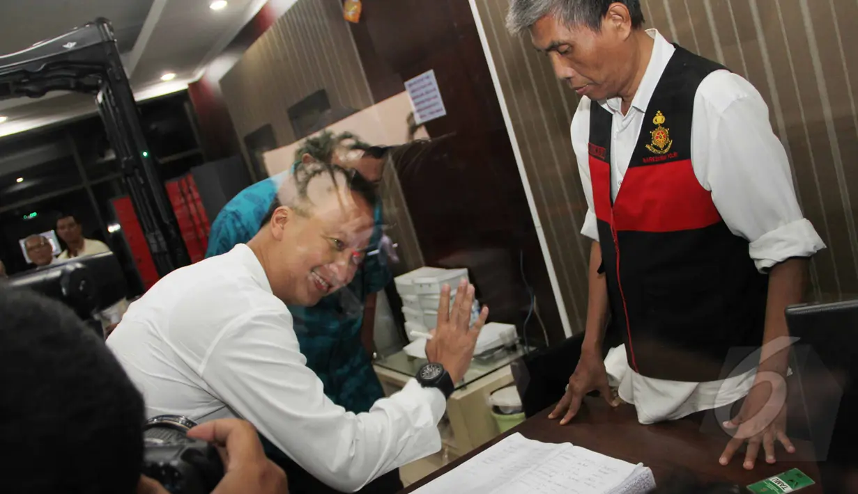 Agus Gumiwang Kartasasmita saat mengisi buku tamu di Bareskrim Mabes Polri, Jakarta, Jumat (27/3/2015). Kedatangan tersebut untuk melaporkan pimpinan fraksi kubu Aburizal Bakrie atas penguasaan sekretariat Fraksi Golkar di DPR. (Liputan6.com/Helmi Afandi)