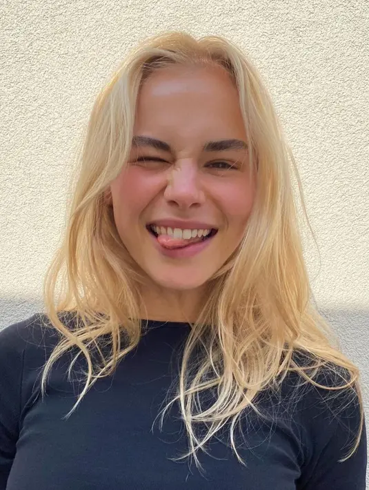 AnneKee Molenaar menggerai rambut blondenya dengan ekspresi gemas. Model cantik ini ternyata merupakan kekasih dari bek timnas Belanda Matthijs de Ligt. (Instagram/@annekeemolenaar)