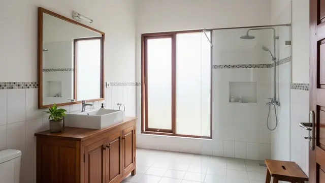 Kamar Mandi dengan Pencahayaan Alami