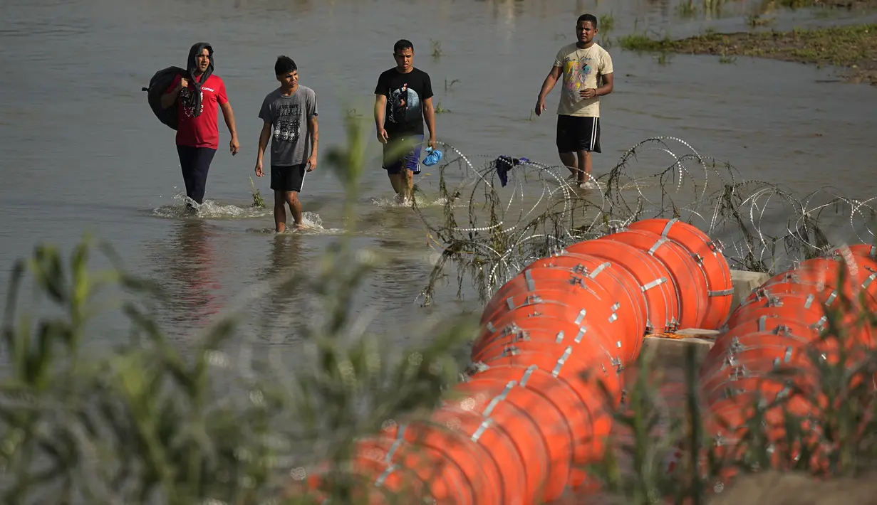 Pembatas berbasis air, yang dirancang oleh perusahaan Cochrane USA, akan menelan biaya 1 juta dolar AS atau sekitar Rp 15 miliar, menurut direktur Departemen Keamanan Publik Texas, Steve McCraw. (AP Photo/Eric Gay)