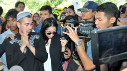 Aktor sekaligus presenter Raffi Ahmad tampak ditemani sang istri, Nagita Slavina (Gigi) saat berziarah ke makam Olga Syahputra di TPU Malaka, Pondok Kelapa, Jakarta, Selasa (31/3/2015). (Liputan6.com/Panji Diksana) 
