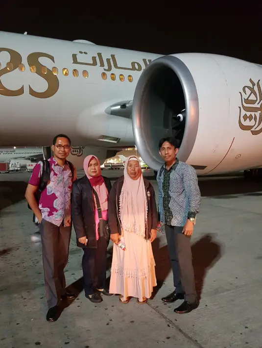 Iti Sarniti, ibunda TKI asal Majalengka bernama Tuti Tursilawati, didampingi pihak Kementerian Luar Negeri (Kemenlu) dan keluarga Eti Thoyib yang juga terancam hukuman mati mengunjungi Arab Saudi pada Mei 2018 silam. (Dok. PWNI Kemlu RI)