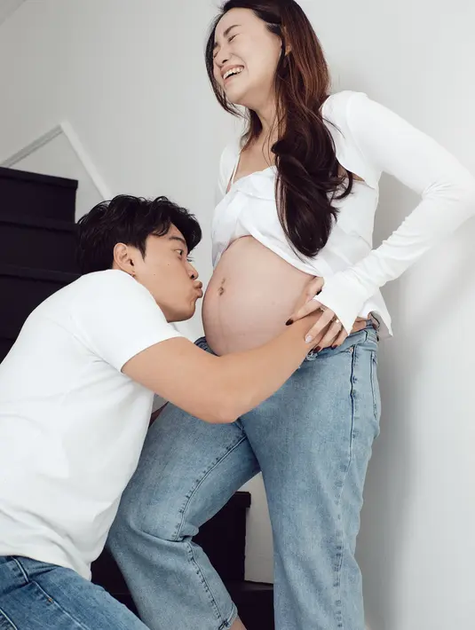 <p>Keduanya melakukan maternity shoot dengan konspe sederhana namun terasa hangat dan penuh cinta. (Foto: Instagram/ hansoljang110)</p>