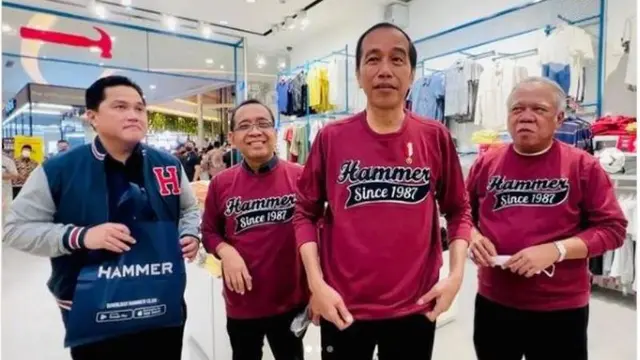Bukan Brand Mewah, Jokowi Beli Sweater Lokal Ratusan Ribu Rupiah di Riau
