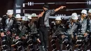 Penampilan Shahid Kapoor pada malam penghargaan IIFA 2017 di Stadion MetLife, East Rutherford, New Jersey, Minggu (16/7). Tahun ini ke-18 kalinya IIFA diselenggarakan untuk mengapresiasi kerja keras artis bollywood di dunia perfilman. (AP/Charles Skykes)