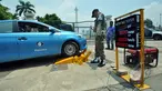Petugas melakukan pemeriksaan  taksi meter di kawasan Silang Monas, Jakarta, Rabu (18/3). Dinas Koperasi Usaha Mikro Kecil Menengah dan Perdagangan (KUMKMP) DKI Jakarta menggelar razia argometer taksi serentak di Ibukota. (Liputan6.com/Faizal Fanani)
