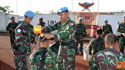 Citizen6, Kongo: Tradisi penyiraman air bunga terhadap 21 personil yang naik pangkat oleh Letkol Czi Widiyanto. (Pengirm: Badarudin Bakri Badar)
