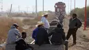 Sejumlah petani memblokade rel kereta api saat aksi protes di Villa Ahumada, Meksiko, Kamis (12/11). Dalam aksinya anggota organisasi petani Meskiko "El Barzon" menuntut pemerintah untuk menurunkan harga bbm, pupuk dan listrik (REUTERS/Jose Luis Gonzalez)
