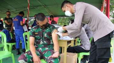 TNI dan Polri mulai melakukan vaksinasi booster (Arfandi Ibrahim/Liputan6.com)