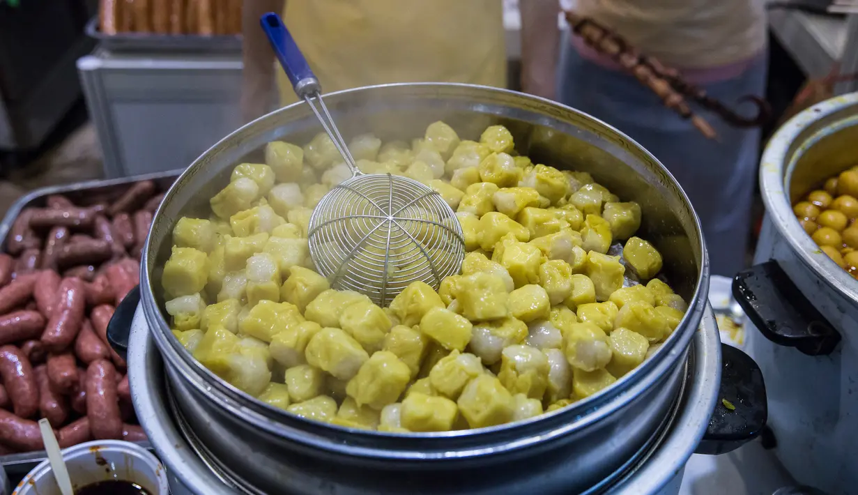 Penjual memperlihatkan makanan siomay selama Food Expo di Hong Kong (19/8). Pameran makanan tahunan ini diadakan di Hong Kong Exhibition and Convention Center dan berlangsung dari 17-21 Agustus. (AFP Photo/Isaac Lawrence)