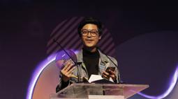 Konten kreator, Aulion, meraih penghargaan XYZ Day 2018 kategori Art di The Hall Senayan City, Jakarta Pusat pada Rabu (25/4/2018). Acara XYZ Day juga merupakan ajang perkenalan KapanLagi Youniverse. (Bola.com/M Iqbal Ichsan)