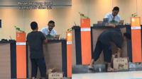 Aksi viral pria bawa uang pakai kardus minuman ke bank (Sumber: Twitter/banyusadewa)