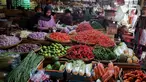 Warga memilih sebelum membeli kebutuhan bahan pokok makanan di Pasar Kebayoran, Jakarta, Rabu (16/7/2025). (Liputan6.com/Angga Yuniar)