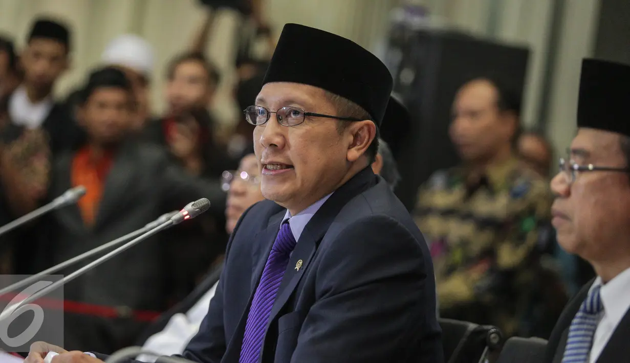 Menteri Agama Lukman Hakim Saefuddin memberikan keterangan pers usai melaksanakan sidang isbat di Gedung Kemenag, Jakarta, Kamis (16/7/2015). Pemerintah melalui Kemenag telah menetapkan 1 Syawal 1436H jatuh pada 17 Juli 2015. (Liputan6.com/Faizal Fanani)