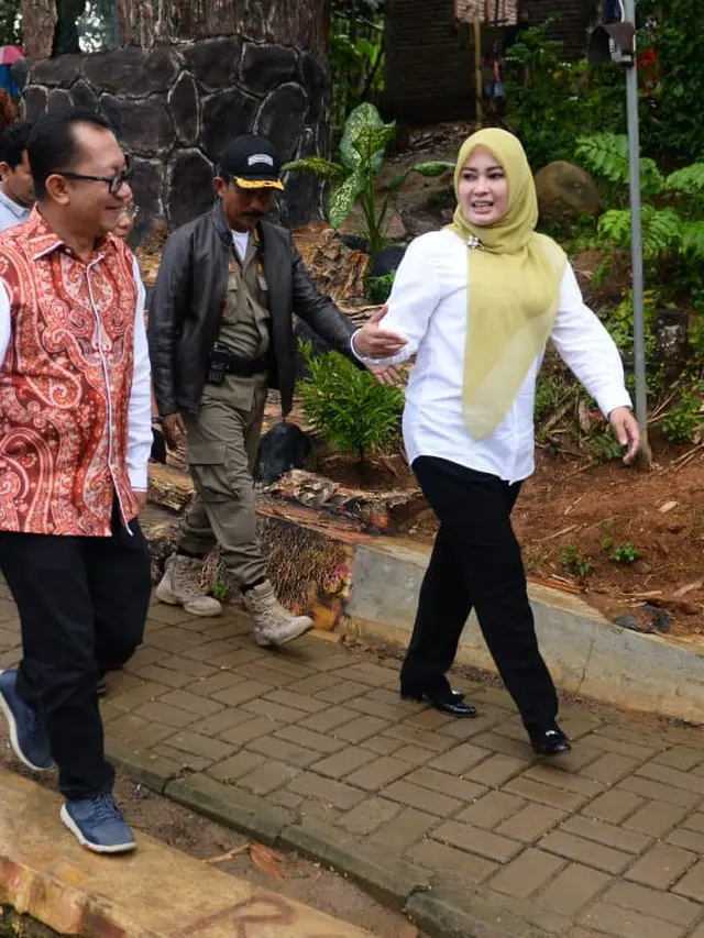 Dirjen PPMD Kemendes PDTT, Taufik Madjid dan Bupati Pandeglang Irna Narulita dalam acara Festival Embung Ramadhan di Embung Ranca Anis, Muruy, Pandeglang, Sabtu (26/5/2018).