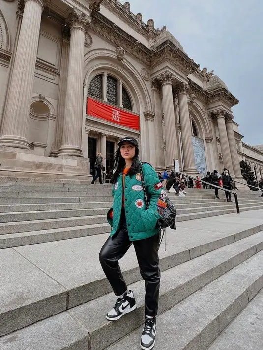 Penampilan Febby Rastanty dengan layering outfit ini bisa menjadi inspirasi OOTD street style. Padukan inner oranye dengan jaket hijau dan celana kulit warna hitam. Gaya pesinetron ini makin kece dengan mengenakan sneakers monokrom. (Instagram/febbyrastanty).