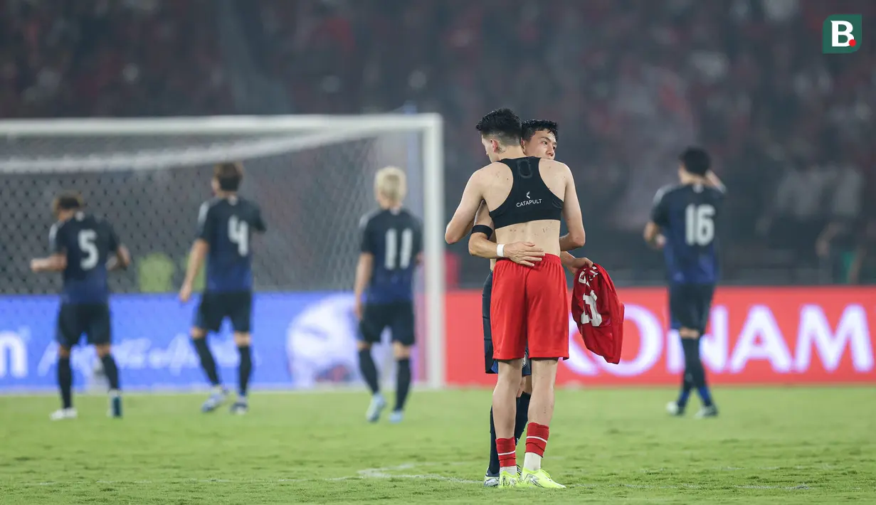 Pemain Timnas Indonesia, Justin Hubner (tengah kiri) dan pemain Jepang, Wataru Endo saling memberikan pelukan setelah bertukar jersey pada akhir laga lanjutan putaran ketiga Grup C Kualifikasi Piala Dunia 2026 di Stadion Utama Gelora Bung Karno (SUGBK), Senayan, Jakarta, Jumat (15/11/2024). (Bola.com/Bagaskara Lazuardi)