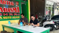 Calon legislatif (Caleg) DPRD Depok, M. Sutan berkampanye dengan memborong dagangan dari warung makan tegal (warteg). Makanan yang diborongnya itu pun dibagi-bagikan kepada masyarakat.
