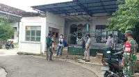 Rumah terduga teroris di Tuban digeledah. (Ahmad Adirin/Liputan6.com)
