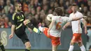 Duel panas terjadi di laga persahabatan antara Belanda melawan Spanyol di Amsterdam Arena, Belanda, Rabu (1/4/2015). Belanda menang 2-0 atas Spanyol. (REUTERS/Toussaint Kluiters)