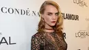 Model Cara Delevingne berpose saat menghadiri Glamour Women Of The Year 2016 di NeueHouse Hollywood, Los Angeles, California, AS (14/11).Cara tampil cantik dengan gaun menerawang berwarna hitam. (Kevork Djansezian/Getty Images/AFP)