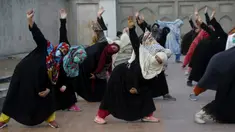 Para wanita mengikuti sesi yoga di luar Taman Shalimar yang bersejarah, Lahore, Pakistan, Minggu (20/6/2021). Hari Yoga Internasional diperingati setiap tanggal 21 Juni. (AP Photo/K.M. Chaudary)
